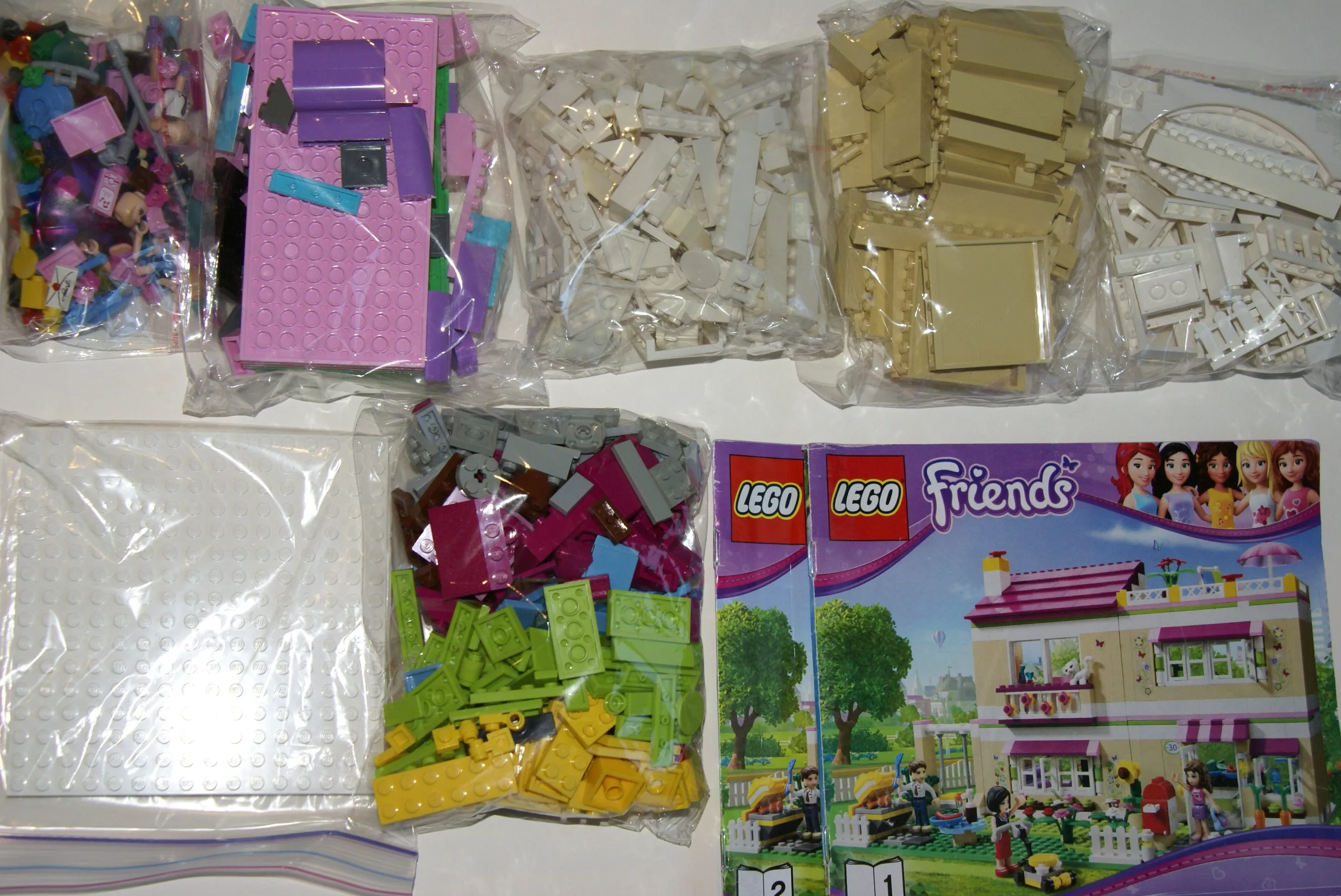NOW RARE RETIRED LEGO Friends Kit: Olivia’s House (3315) with 3 Minifigures & 1 Cat, kitchen, Living, Bedroom, Bath, Gardens, Barbecue, Patio & Many Accessories. 695 PIECES, YEAR 2012, AGE 6 TO 12. COMPLETE BOX & BOOKLETS, BUILT ONCE